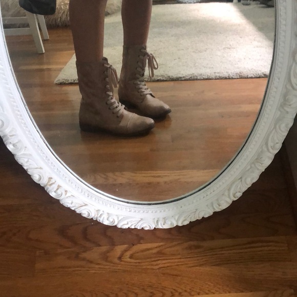 Tan boots - Picture 2 of 4